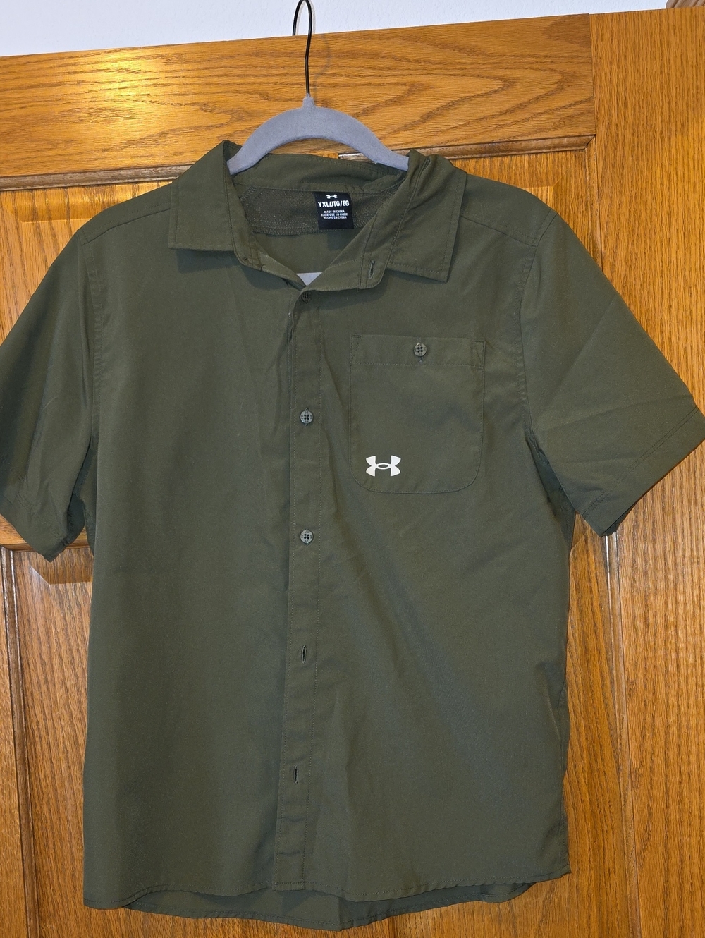 Under Armour Boys YXL Olive Short-Sleeve Button-Down Shirt with Chest Pocket